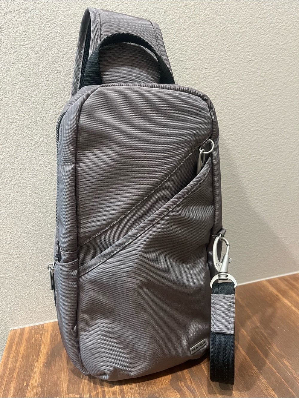 Travelon $88 Anti-Theft Classic Sling Bag Style 42887 Nutmeg - Picture 3 of 9